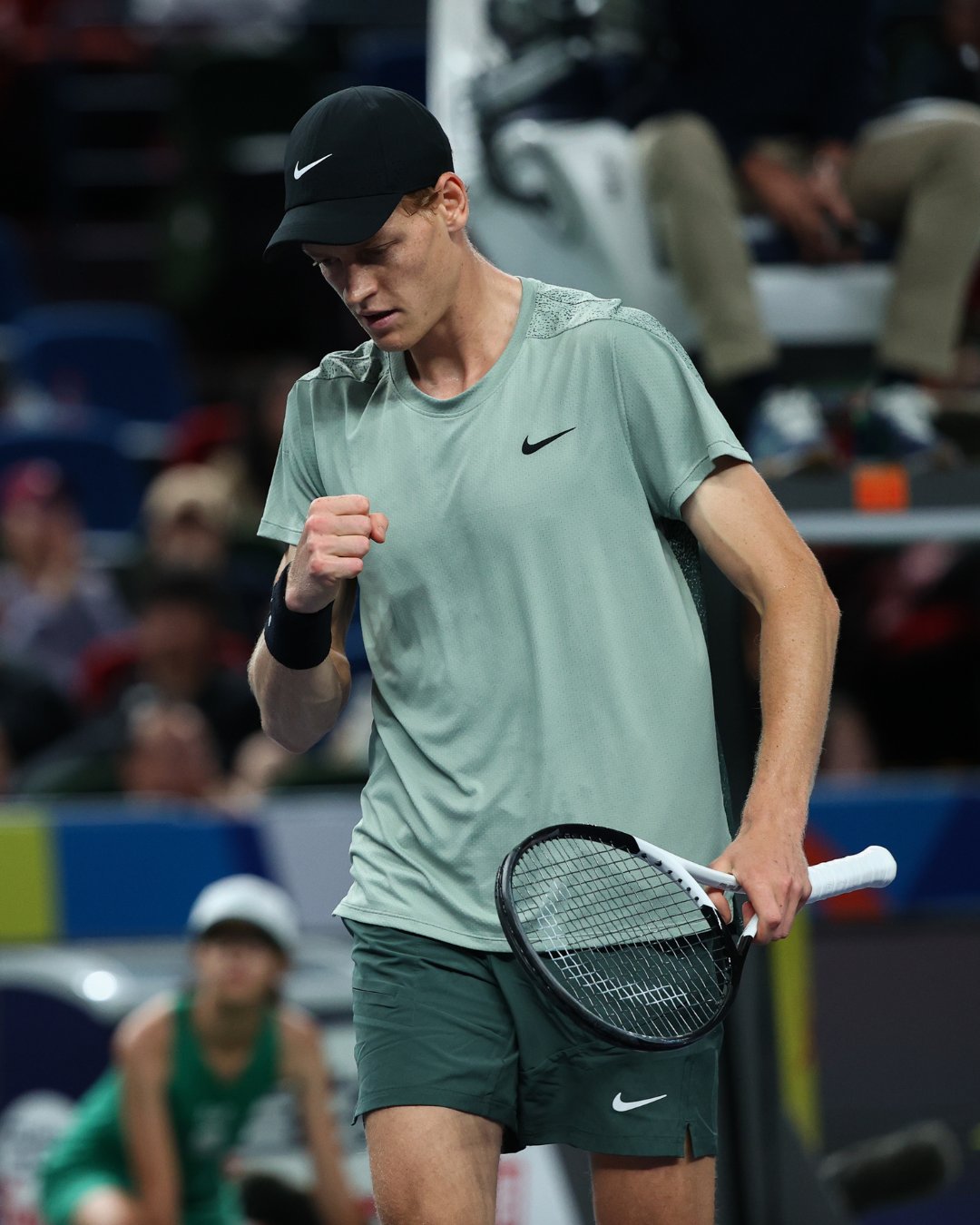 关于意大利网球队逆转西班牙网球队，费德勒完成帽子戏法的信息