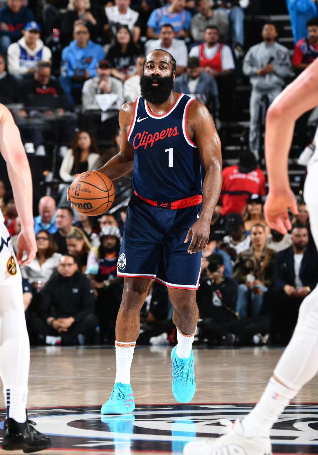 勇士险胜猛龙,哈登送出助攻 勇士险胜猛龙,哈登送出助攻