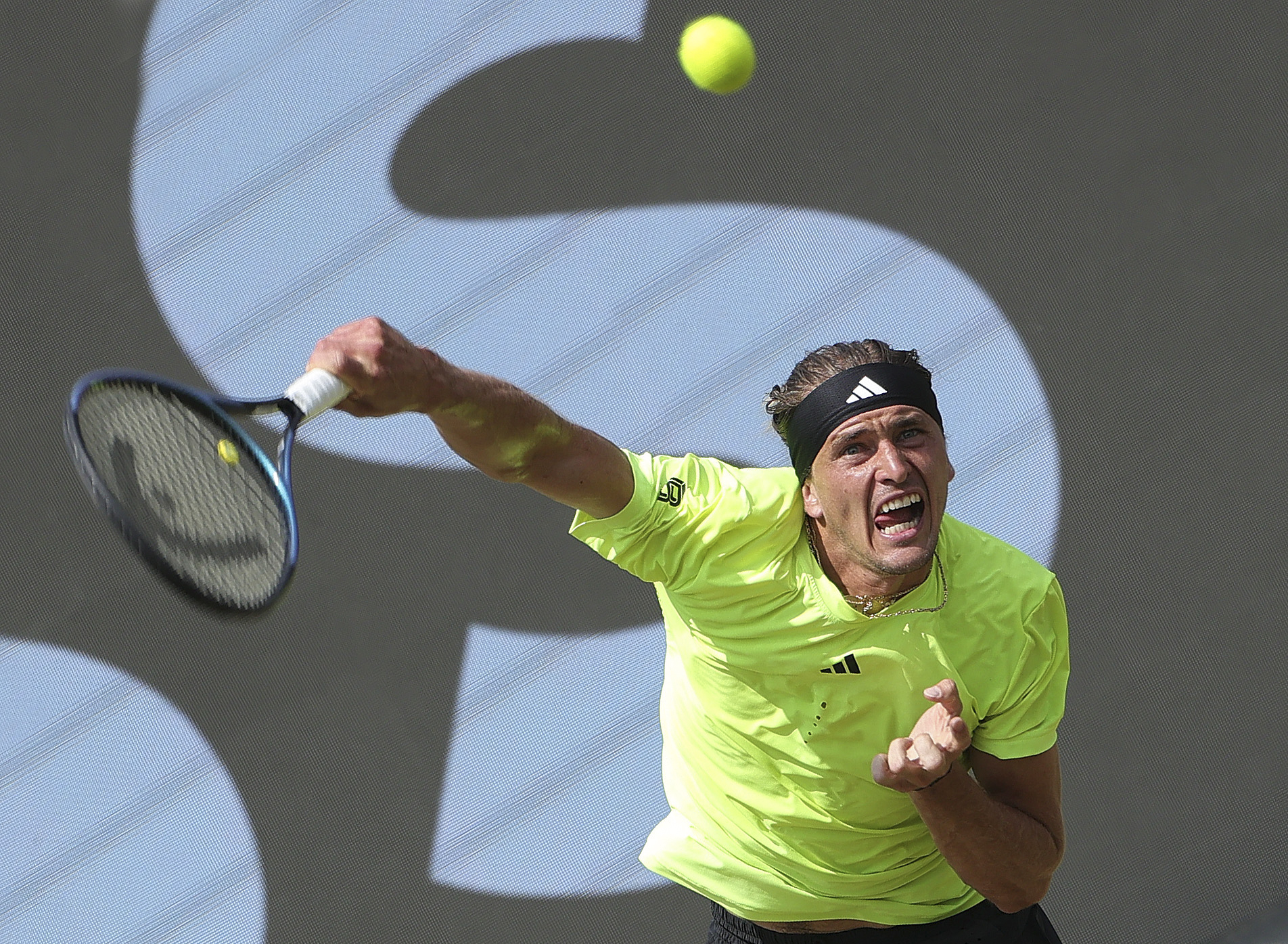 关于德国网球队险胜意大利网球队，兹维列夫高光表现的信息