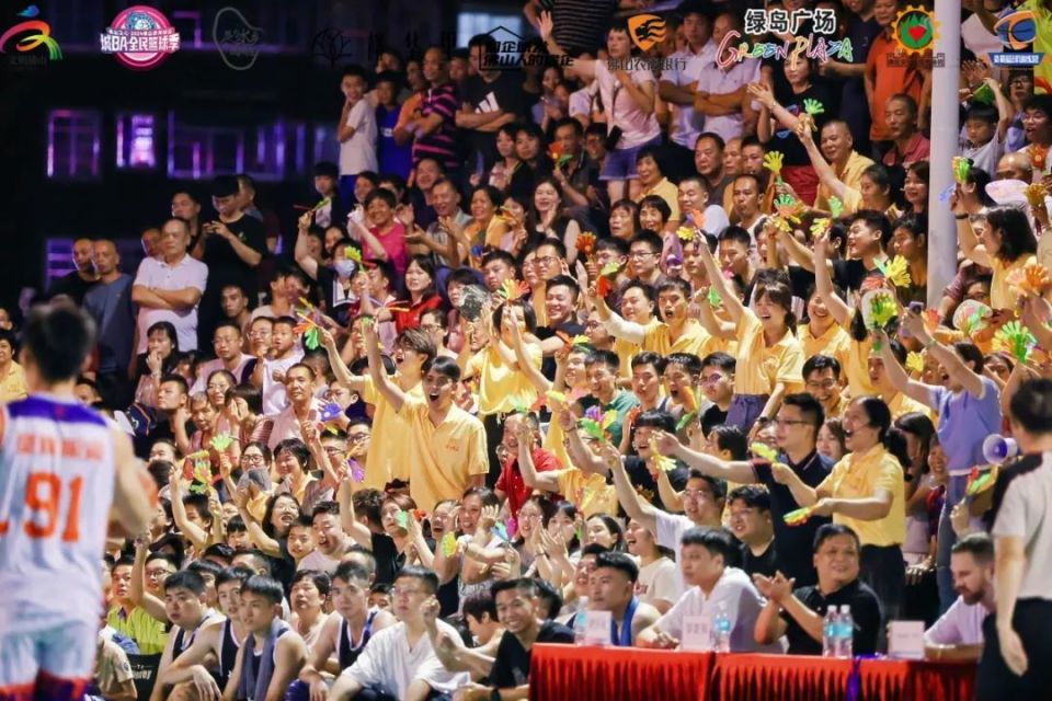 场面火爆！棒球观众席沸腾不已