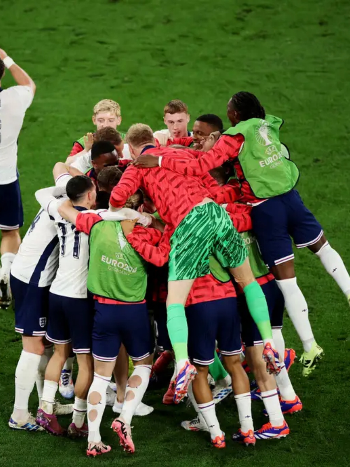 丹麦险胜英格兰，罗德里带队取胜