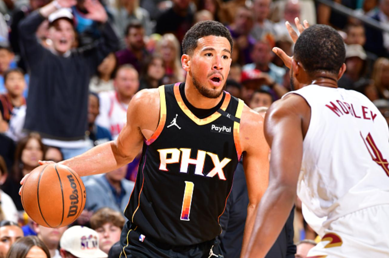 广州队完胜深圳队，米切尔惊艳四座