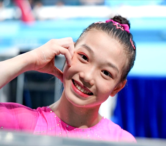 闪耀赛场：体操运动员飒爽登场